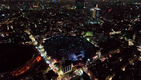 Luftbild-Um-Eine-Rockband-Herum,-Die-In-Einem-Stadion-In-Mexiko-Stadt-Spielt---Kreisen,-Drohnenaufnahme