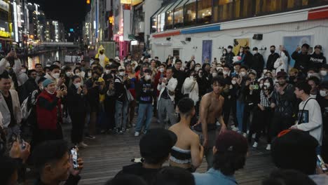 Betrunkene-Japaner,-Die-An-Halloween-In-Kostümen-Auf-Straßen-Kämpfen