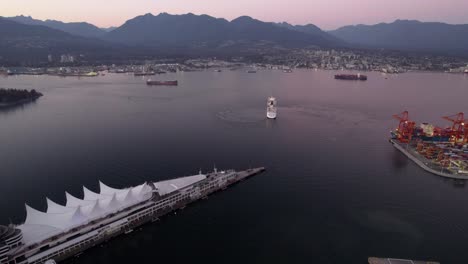 Vista-Aérea-Hacia-Un-Crucero-En-El-Lago-Del-Puerto-De-Vancouver,-Puesta-De-Sol-En-El-Oeste-De-Canadá