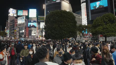 Tausende-Von-Menschen-An-Der-Shibuya-Kreuzung-In-Der-Halloween-Nacht
