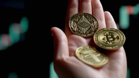 Offene-Handfläche,-Die-Verschiedene-Goldene-Kryptowährungsmünzen-Vor-Dunklem-Digitalem-Hintergrund-Hält