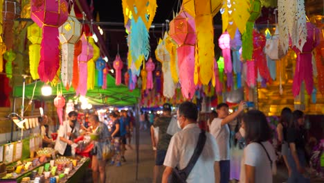 Linternas-Colgadas-Para-El-Festival-Yi-Peng-En-Tailandia-Por-La-Noche