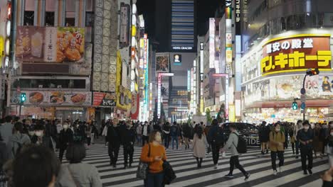 Shinjuku-Kreuzung-Und-Neon-Straßenschilder-Von-Tokio-Bei-Nacht