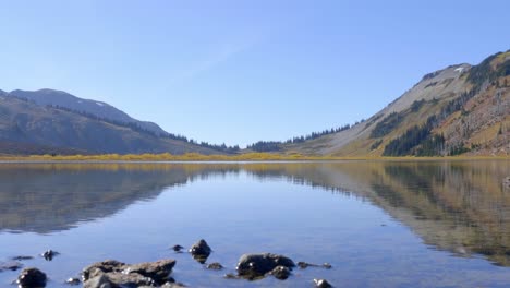 Spiegelreflexion-Von-Bergen-Und-Himmel-In-Den-Ruhigen-Gewässern-Des-Sees