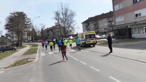 Corredores-Corriendo-Durante-Un-Maratón,-Croacia,-Durdenovac,-2022,-Disparar-Desde-Atrás