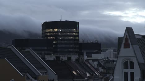 Media-City-Bergen-Hauptsitz-Zeitraffer---Morgendlicher-Zeitraffer-Von-Der-Dunkelheit-Bis-Zur-Dämmerung-Mit-Licht-In-Den-Fenstern-Und-Rollenden-Nebel-Und-Wolken-Im-Hintergrund---Norwegen