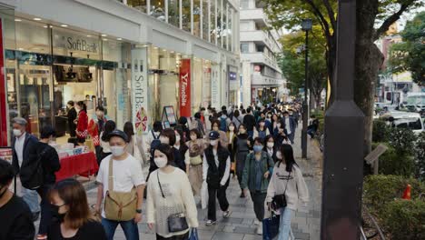 Busy-Shopping-Street-in-Tokyo's-Harajuku-District-on-Weekday