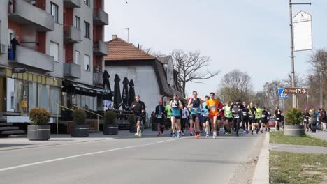 Corredores-Corriendo-Durante-Un-Maratón,-Croacia,-Durdenovac,-2022,-Línea-De-Salida