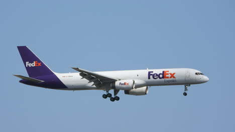 Fedex-frachtflugzeug-Im-Flug-Gegen-Sonnigen-Himmel-Tagsüber