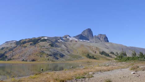 Pico-De-Montaña-De-Colmillo-Negro-En-El-Parque-Provincial-De-Garibaldi,-Columbia-Británica,-Canadá