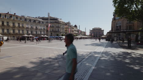 Place-De-La-Comedie,-Montpellier,-Frankreich---Menschen,-Die-An-Einem-Schönen-Sonnigen-Tag-Um-Den-Zentralen-Platz-Spazieren