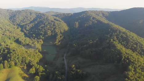 4K-Drohnenvideo,-Das-An-Einem-Nebligen-Morgen-Hoch-über-Bäumen-In-Rauchigen-Bergen-In-Der-Nähe-Des-Appalachian-Trail-Entlang-Der-Grenze-Zwischen-North-Carolina-Und-Tennessee-Fliegt