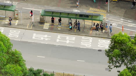 Gente-Esperando-El-Autobús-En-La-Parada-De-Autobús