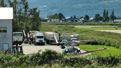 Hombre-Rodando-Tambor-Al-Helicóptero-En-Un-Día-Soleado-En-El-Aeropuerto-De-Chiliwack-En-Canadá