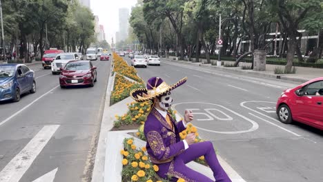 Aufnahme-Eines-Als-Catrin-Verkleideten-Herrn-In-Der-Reforma-Avenue-Während-Des-Dia-De-Muertos-In-Mexiko-Stadt