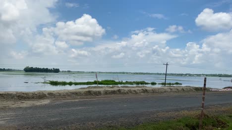 Viajando-A-Lo-Largo-De-La-Carretera-Justo-Encima-De-Un-Enorme-Campo-Inundado-En-Las-Zonas-Rurales-De-Bangladesh