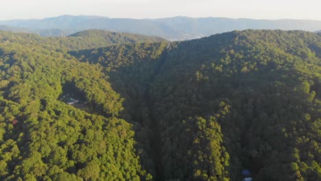 Video-De-Dron-De-4k-Volando-Sobre-Los-árboles-A-Lo-Largo-De-La-Carretera-De-Montaña-En-Las-Montañas-Humeantes-Cerca-De-Asheville,-Nc-En-La-Mañana-Nublada