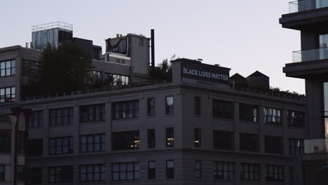 Black-Lives-Matter-Schild-Auf-Dem-New-Yorker-Gebäude,-Handheld-Ansicht