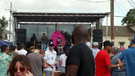 Banda-Perfumando-Para-Multitud-Mardi-Gras-Indian-Poboy-Festival-New-Orleans