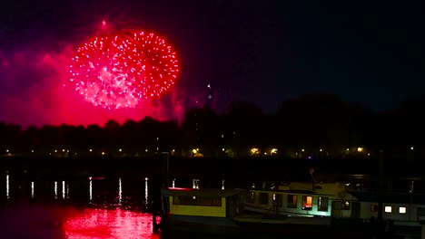 2022-Fireworks-within-Battersea-Park-over-the-River-Thames,-London,-United-Kingdom