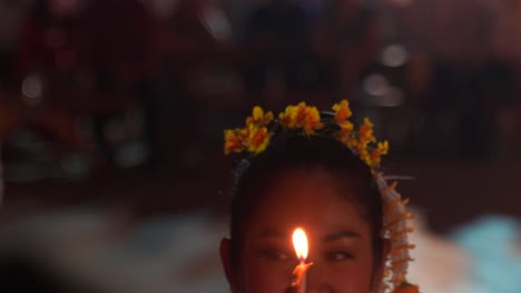 Nahaufnahme-Von-Thailändischen-Tänzerinnen,-Die-Kerzen-Halten,-Während-Sie-Tänzerinnen-Aufführen