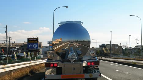 Pov-Folgt-Hinter-Einem-Glänzenden,-Reflektierenden-Tanker-Auf-Der-Straße-In-Shizuoka