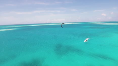 Drohne-Schoss-Mann-Kitesurfen-Auf-Türkisfarbenem-Meerwasser-Im-Archipel-Los-Roques-Venezuela