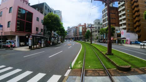 Punto-De-Vista-De-Un-Tranvía-Público-Que-Se-Mueve-Tranquilamente-A-Través-De-Kagoshima,-Japón