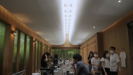 Landschaftsansicht-Innenraum-Im-Inneren-Des-Cafés-Im-Japanischen-Minimalstil,-Das-Baristro-Mit-Vielen-Kunden-Im-Inneren