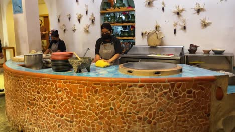Zeitlupenaufnahme-Von-Ein-Paar-Köchen,-Die-Den-Teig-Für-Tortillas-Auf-Einer-Bratpfanne-In-Oaxaca-Zubereiten