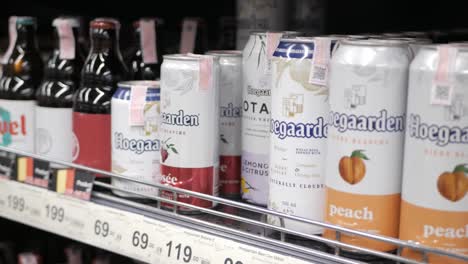 Holen-Sie-Sich-Hoegaarden-Alkoholbier-Aus-Dem-Getränkeregal-Im-Supermarkt