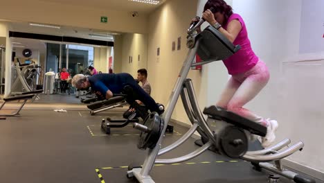 Zeitlupenaufnahme-Von-Menschen,-Die-Verschiedene-Übungen-In-Einem-Fitnessstudio-In-Mexiko-Machen