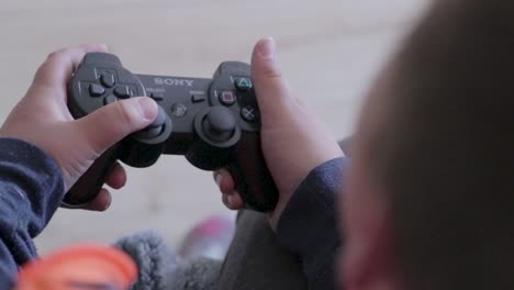 Kind-Spielt-Sony-Playstation-4,-Hände-Steuern-Videospiel-Verwenden-Controller-Ps4-Feinmotorik-Finger,-Blick-Von-Hinten