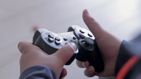 Niño-Jugando-Sony-Playstation-4,-Manos-Controles-Videojuego-Uso-Controlador-Ps4-Motricidad-Fina-Dedos