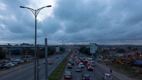 Zeitraffer-Von-Afrika,-Ghana,-Accra,-Stadt,-Die-Tag-Für-Nacht-Autos-Bewegt