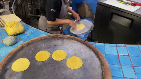 Toma-En-Cámara-Lenta-De-Una-Persona-Preparando-Tortillas-En-Una-Plancha-En-Oaxaca