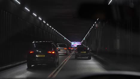 POV-Von-Autos,-Die-Auf-Der-Tunnelstraße-Unter-Dem-Flughafen-Heathrow,-London,-Fahren
