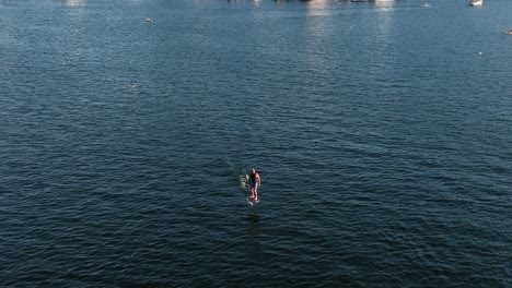 Luftaufnahme-Eines-Elektrischen-Surfbrettfahrers,-Der-Durch-Lake-Union-Kreuzt