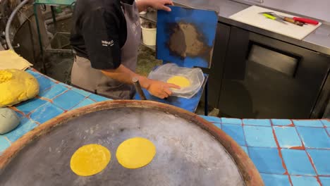 Toma-En-Cámara-Lenta-De-Una-Persona-Preparando-Tortillas-En-Oaxaca