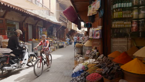 Tagsüber-Straßenszene-Im-Souk-Mit-Blick-Auf-Geschäfte,-Die-Traditionelle-Kräuter-Und-Gewürze-In-Marrakesch,-Marokko,-Verkaufen