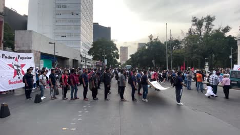 Aufnahme-Einer-Studentendemonstration-Im-Halbkreis-Eines-Juarez-Von-Mexiko-stadt-Am-Nachmittag
