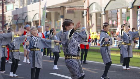 Baile-Tradicional-En-La-Calle-En-El-Festival-De-Kagoshima-Por-Un-Grupo-De-Ancianos