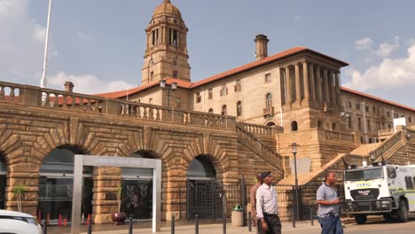 Menschen-Vor-Dem-Gewerkschaftsgebäude-In-Pretoria,-Südafrika
