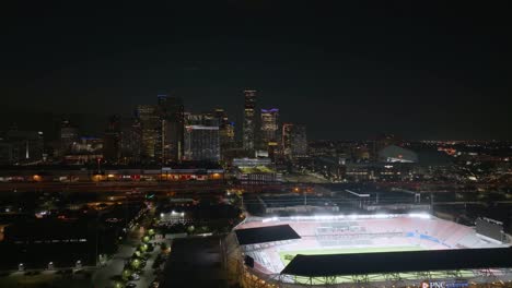 Luftaufnahme-Vor-Dem-Beleuchteten-Pnc-stadion-Mit-Der-Innenstadt-Von-Houston-Im-Hintergrund
