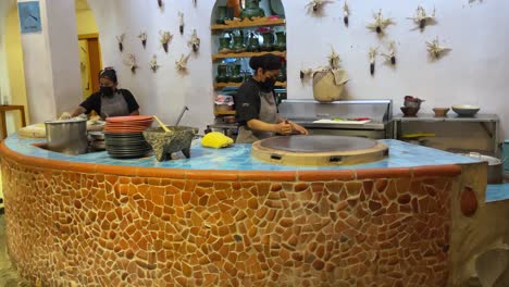 Ein-Paar-Köche,-Die-Tortillas-Auf-Einer-Bratpfanne-In-Oaxaca-Zubereiten