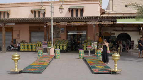 Turistas-Tomando-Fotos-De-Paneles-Marroquíes-Decorativos-Frente-A-La-Tienda-De-Hierbas