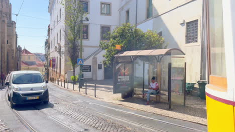 Lissabonische-Straßenbahn-Mit-Gelber-Farbe-Im-Stadtteil-Alfama-An-Sonnigen-Tagen