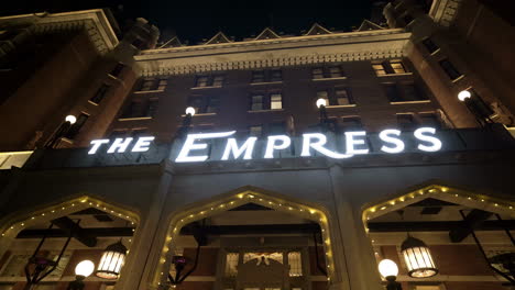 The-magnificent-Empress-Hotel-in-Victoria,-British-Columbia,-Canada,-illuminated-at-night-with-a-pan-from-left-to-right
