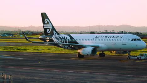 Schuss-Von-Air-New-Zealand-Jet-Flugzeugen-Bereit-Zum-Abheben-Auf-Der-Landebahn-Des-Flughafens-Auckland-In-Neuseeland-Während-Der-Abendzeit