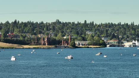 Boats-floating-on-Lake-Union-with-Gasworks-park-in-the-backdrop